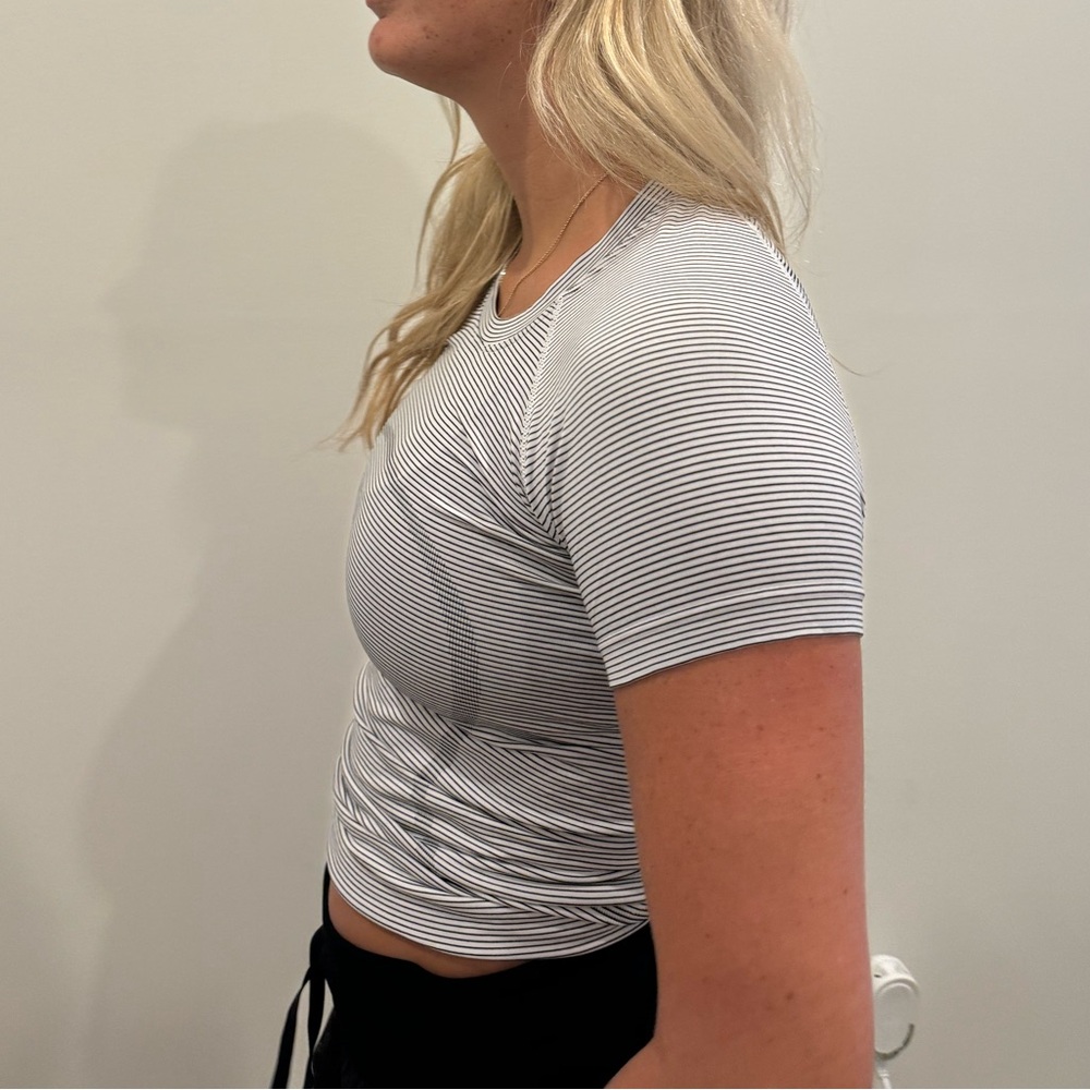 STRIPED LULULEMON WORKOUT TOP - Picture 5 of 6
